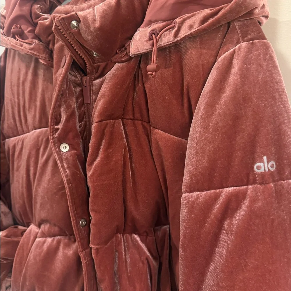 ALO Yoga Velvet Cropped Puffer Jacket - Dusty Rose Pink